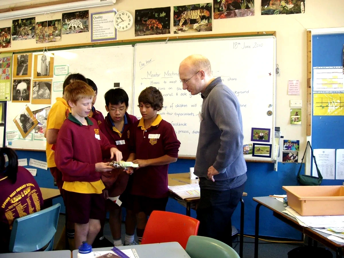 A STEM mentor discussing an investigation with primary students